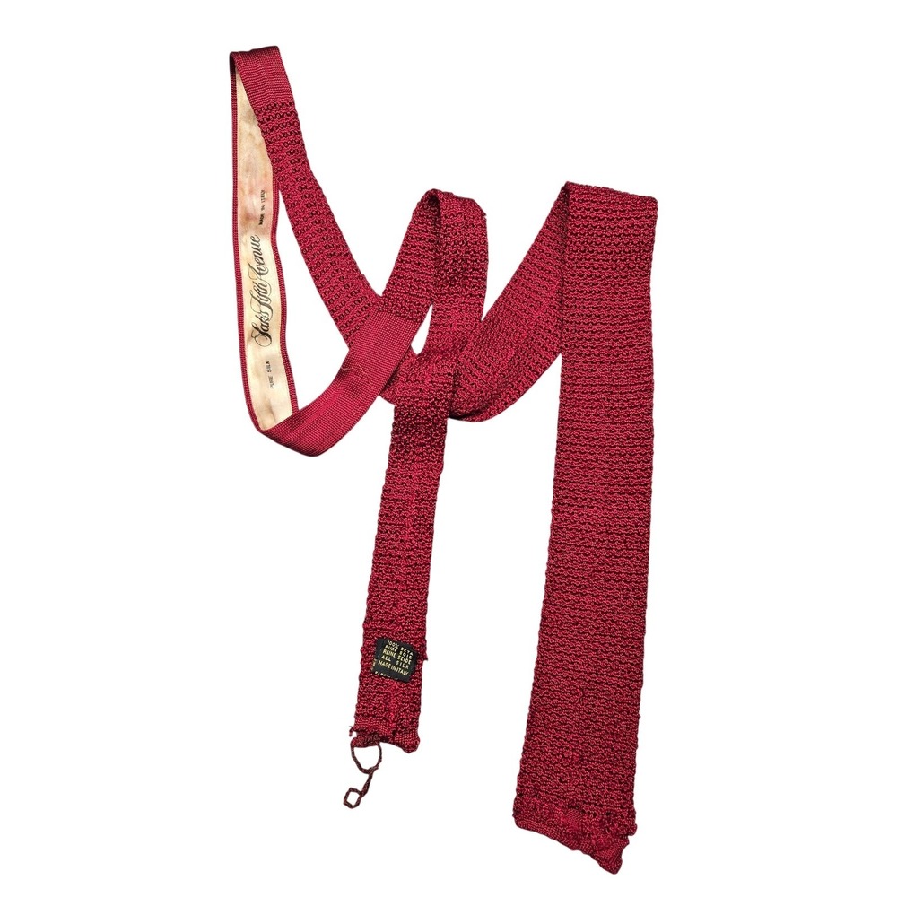 Vintage Saks Fifth Avenue Tie Mens One Size Red Knit 100% Silk Made Italy Skinny